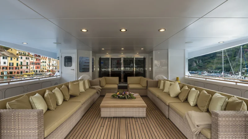the-wellesley-bridge-deck-aft-lounge-towards-cigar-collection-and-club-lounge-min.webp