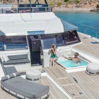 FOUNTAINE-PAJOT-POWER-67-FRONT-COCKPIT-02