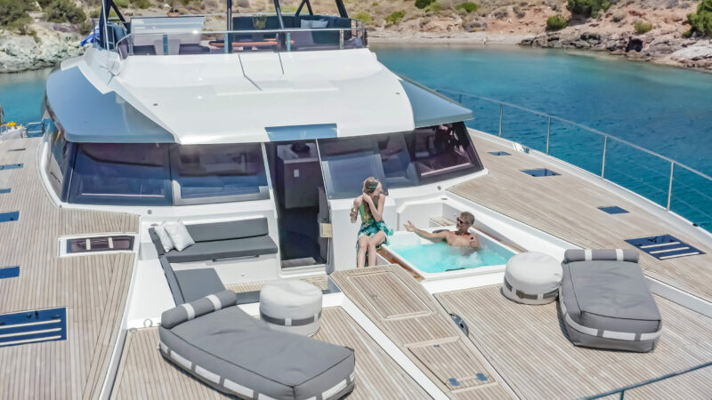 FOUNTAINE-PAJOT-POWER-67-FRONT-COCKPIT-02