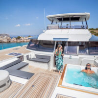 FOUNTAINE-PAJOT-POWER-67-FRONT-COCKPIT-03