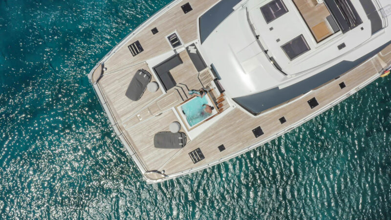 FOUNTAINE-PAJOT-POWER-67-FRONT-COCKPIT-04