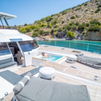 YACHTING_Power 67_couple-jacuzzi_hi_CN1A2094