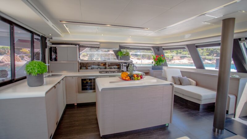 YACHTING_Power 67_kitchen-livingroom day_hi_CN1A2139