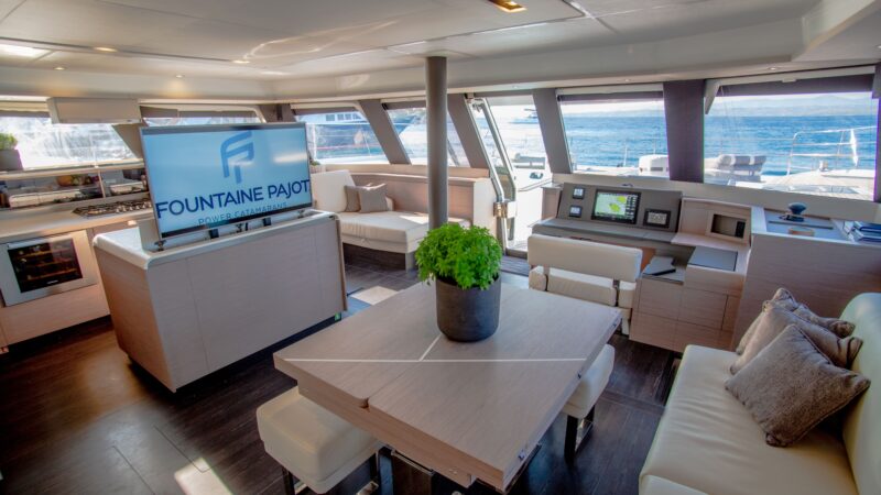 YACHTING_Power 67_kitchen-livingroom day_hi_CN1A3354