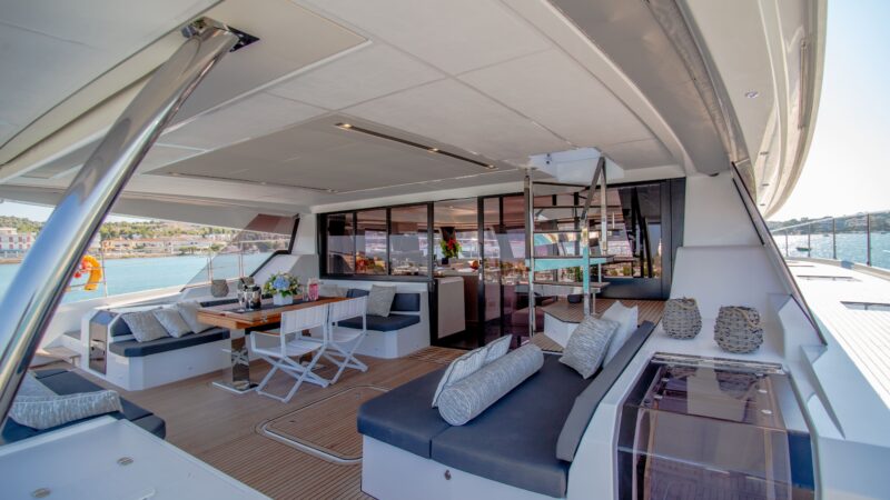 YACHTING_Power 67_kitchen-livingroom day_hi_IMG_7664