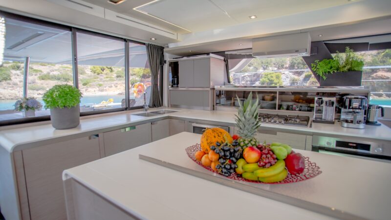 YACHTING_Power 67_kitchen-livingroom day_hiCN1A2156