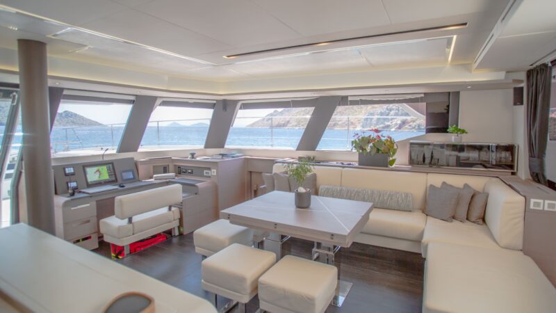 YACHTING_Power 67_kitchen-livingroom day_hiCN1A2196