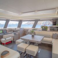 YACHTING_Power 67_kitchen-livingroom day_hiCN1A2196