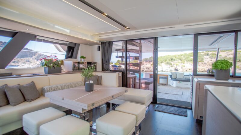 YACHTING_Power 67_kitchen-livingroom day_hiCN1A2207