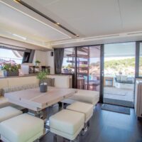 YACHTING_Power 67_kitchen-livingroom day_hiCN1A2207