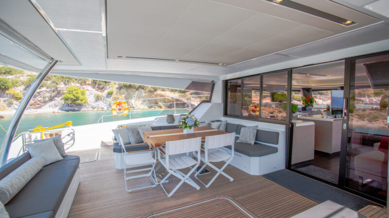 YACHTING_Power 67_kitchen-livingroom day_hiCN1A2293