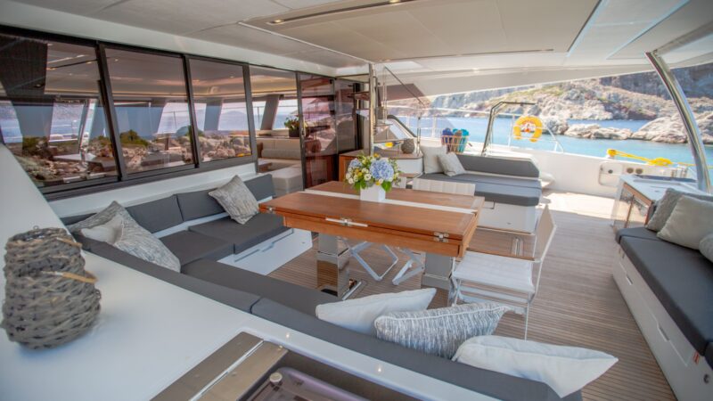 YACHTING_Power 67_kitchen-livingroom day_hiCN1A2304