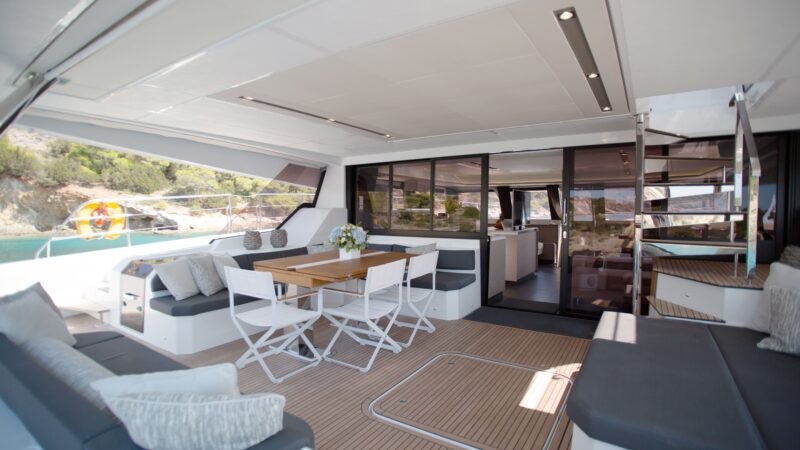 YACHTING_Power 67_kitchen-livingroom day_hiCN1A2325