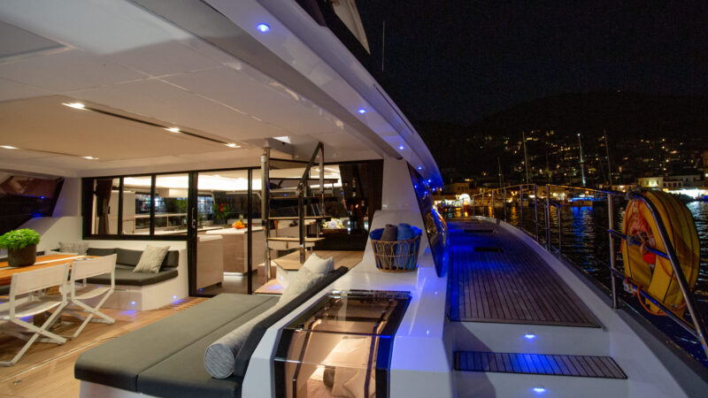 YACHTING_Power 67_kitchen-livingroom night_hi_CN1A2526