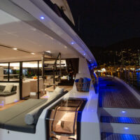 YACHTING_Power 67_kitchen-livingroom night_hi_CN1A2526