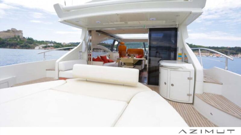 2.3 Aft deck sun loungers