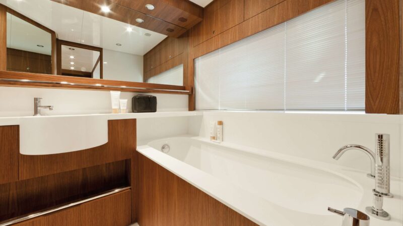 riva-92-duchessa-interior-12